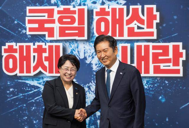 정청래(오른쪽) 더불어민주당 대표와 김선민 조국혁신당 당 대표 권한대행이 지난 5일 국회에서 만나 악수하고 있다. 연합뉴스