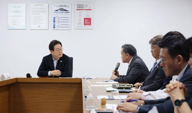 이재명 대통령이 지난달 25일 경기 시흥시 SPC삼립 시화공장에서 열린 산업재해 근절 현장 노사간담회에서 허영인 SPC그룹회장의 발언을 듣고 있다. 왕태석 선임기자