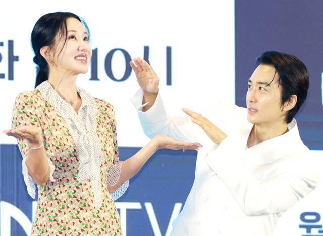 엄정화(왼쪽)와 송승헌이 '금쪽같은 내 스타'의 제작발표회에 참석했다. 뉴스1