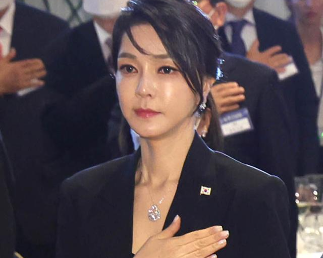 윤석열 대통령과 김건희 여사가 29일 오후(현지시간) 스페인 마드리드 시내 호텔에서 열린 재스페인 동포 초청 만찬간담회에서 국민의례를 하고 있다. 대통령실사진기자단