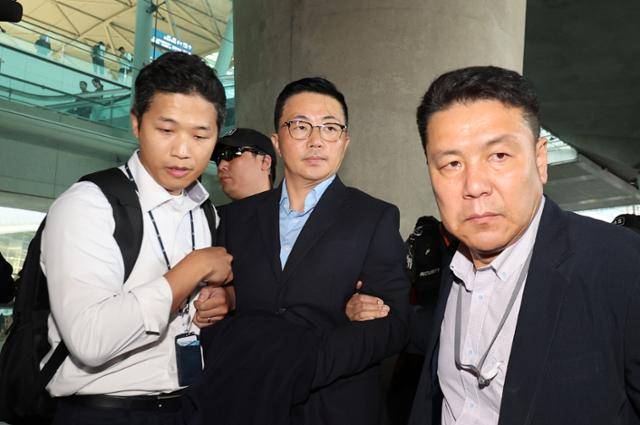 김건희 여사 측근으로 알려진 김예성씨가 12일 인천국제공항을 통해 입국한 뒤 민중기 특별검사팀에 체포돼 압송되고 있다. 뉴스1