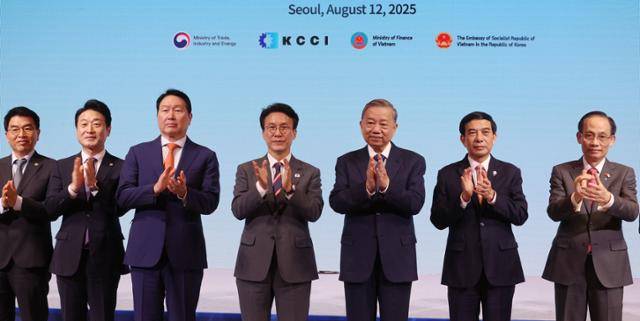 12일 서울 중구 롯데호텔에서 열린 한-베트남 비즈니스 포럼에서 김민석(왼쪽에서 네번째) 국무총리, 또 럼(다섯번째) 베트남 당 서기장, 최태원(세번째) 대한상의 회장 등 참석자들이 기념촬영을 하고 있다. 뉴스1