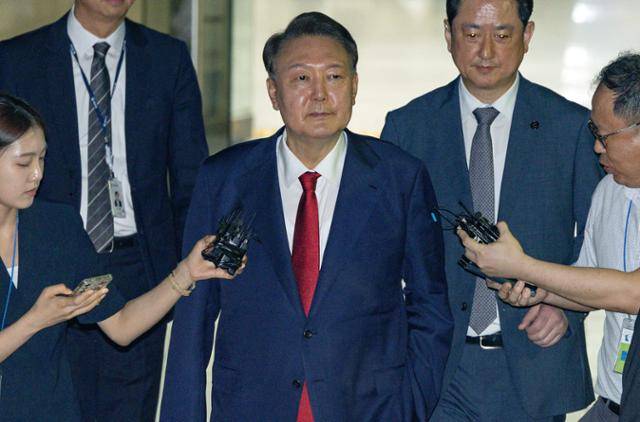 윤석열 전 대통령이 9일 서울 서초구 서울중앙지법에서 열린 2차 구속 전 피의자 심문(영장실질심사)을 마친 뒤 서울구치소로 향하고 있다. 사진공동취재단