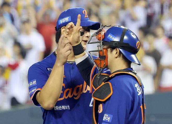 10일 시즌 25호 세이브를 따내고도 김서현(왼쪽)은 기뻐하지 못했다. 잠실=정시종 기자