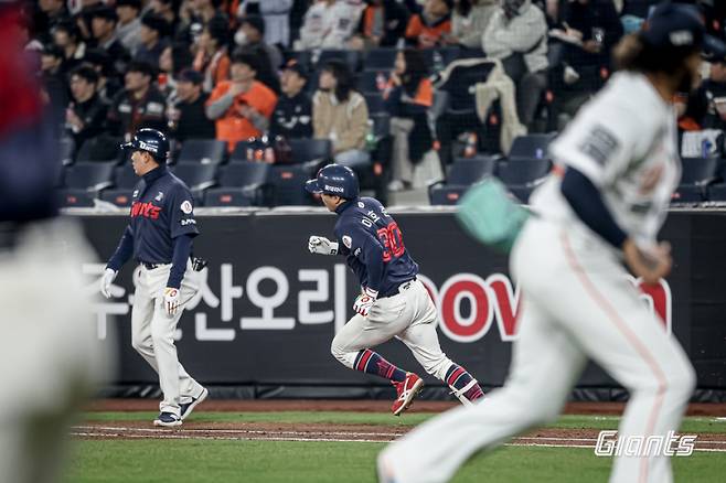 이호준이 지난 4월 3일 대전 한화 이글스전 5회 초 폰세를 상대로 2루타를 치고 1루를 돌고 있다.&nbsp;