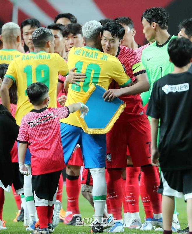 "대한민국 축구대표팀과 브라질 대표팀의 친선경기가 2일 오후 서울 상암동 서울월드컵경기장에서 열렸다. 경기 전 손흥민이 네이마르와 포옹하고 있다. 상암=김민규 기자 kim.mingyu@joongang.co.kr /2022.06.02/"