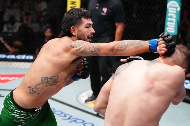 앤서니 에르난데스(왼쪽)가 로만 돌리제에게 주먹을 뻗고 있다. 사진=UFC