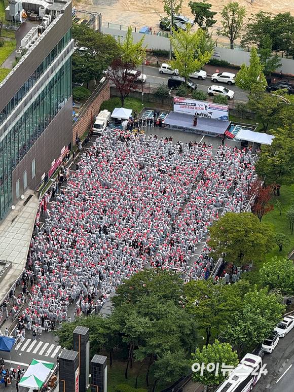SK하이닉스 청주 노동조합 조합원들이 지난 6일 오후 청주사업장에서 열린 '총파업 투쟁 1차 결의대회'에 집결한 모습. [사진=SK하이닉스 청주 노동조합]