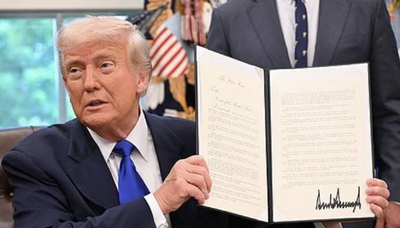 도널드 트럼프 미국 대통령이 지난 5월 5일(현지시간) 백악관에서 보건의료 관련 행정명령에 서명했다.  [사진=AFP/연합뉴스]