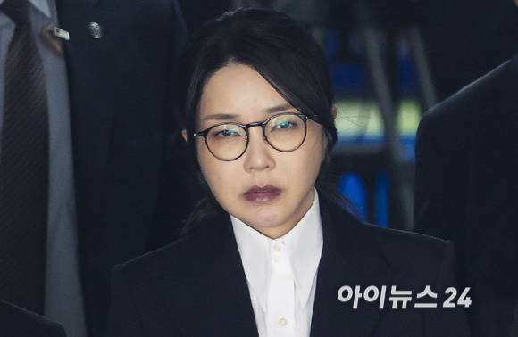 윤석열 전 대통령 부인 김건희 씨가 12일 오후 서울 서초구 서울중앙지방법원에서 열린 구속 전 피의자 심문(영장실질심사)을 마치고 법원을 나서고 있다. [사진=사진공동취재단]