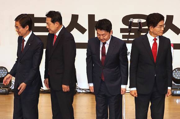 12일 오후 부산 해운대구 벡스코에서 열린 에서 당대표 후보들이 단상에 오르고 있다. 왼쪽부터 조경태, 장동혁, 안철수, 김문수 후보.  [사진=연합뉴스]