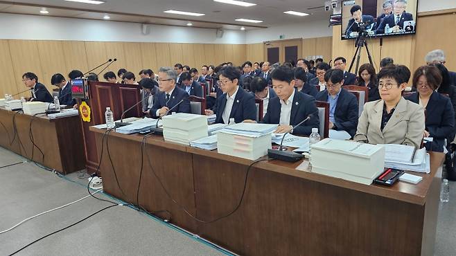 제주도정 집행부가 제주도의회 예산결산특별위원회에 출석한 모습 (사진, 강명철 기자)