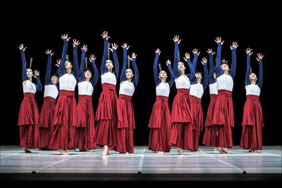 종묘제례악을 재창조한 작품으로 칼 군무가 압권인 ‘일무’. [사진 세종문화회관]