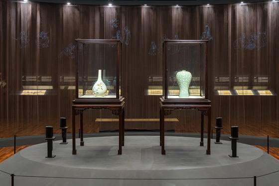 백자청화철채동채초충난국문병(왼쪽)과 청자상감운학문매병. [사진 대구간송미술관]