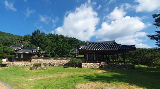 전남 장성 홍길동기념관과 비석. 홍길동이 장성 출신이라고 적혀 있다. [사진 김정탁]