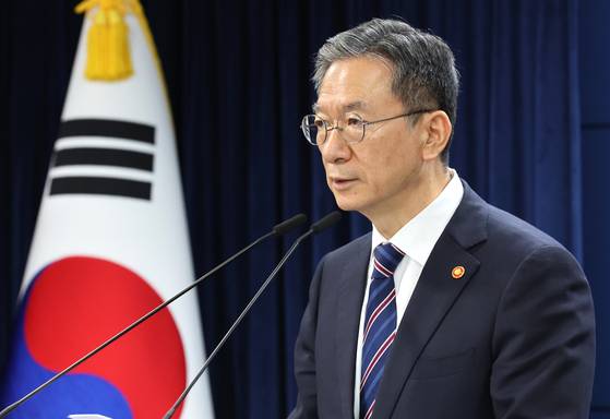 정성호 법무부 장관이 11일 오후 8·15 광복절 특별사면 내용을 발표하고 있다. 이재명 정부 출범 이후 첫 번째 특별사면이다. [뉴스1]