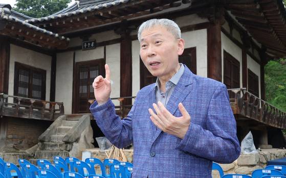 독립운동가 석주 이상룡 선생의 종손 이창수(60)씨가 9일 오후 경북 안동시 임청각에서 본지와 인터뷰 하고 있다. 송봉근 기자