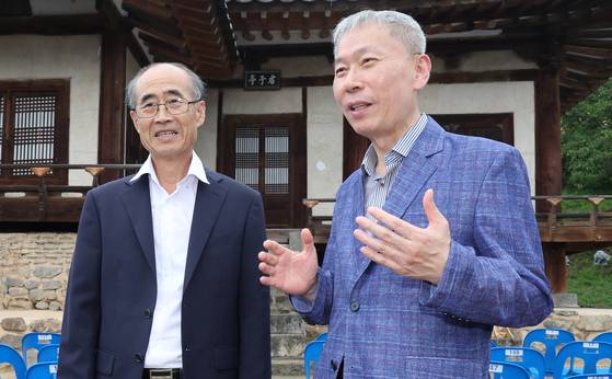 독립운동가 석주 이상룡 선생의 종손 이창수(60, 오른쪽)씨와 안동문화지킴이 김호태(65)씨가 9일 오후 경북 안동시 임청각에서 인터뷰하고 있다. 송봉근 기자