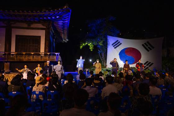 지난 9일 경북 안동시 임청각에서 실경 역사극 '서간도 바람소리' 공연이 진행되고 있다. 사진 김호태 안동문화지킴이 이사장