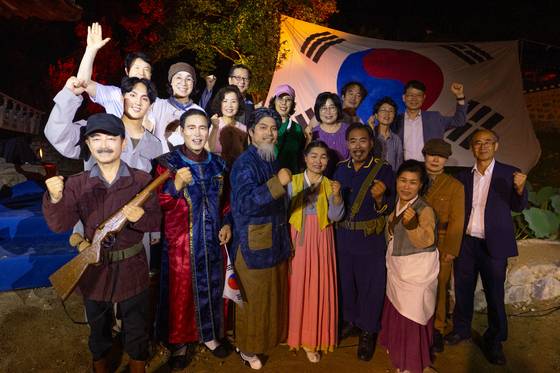 지난 9일 경북 안동시 임청각에서 공연된 실경 역사극 '서간도 바람소리'에 출연한 배우와 관계자들이 기념촬영하고 있다. 사진 김호태 안동문화지킴이 이사장