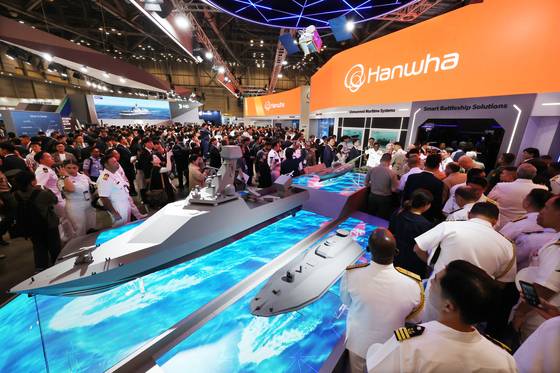 지난 5월 28일 ‘국제해양방위산업전(MADEX) 2025’가 부산 벡스코(BEXCO)에서 개막해 국내외 관람객들이 최첨단 장비들을 살펴보고 있다. 이번 행사에는 역대 최대 규모인 14개국, 200여개 국내·외 방산업체가 참가했다. 송봉근 기자