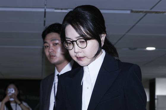 김건희 여사가 6일 오후 서울 종로구 KT 광화문빌딩 웨스트에 마련된 민중기 특별검사 사무실에서 조사를 마친 뒤 차량으로 이동하고 있다. 김경록 기자