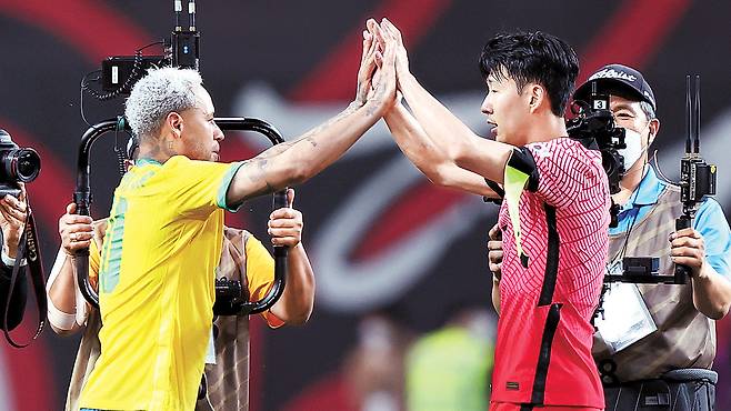 2022년 6월 서울에서 맞대결을 펼친 손흥민과 네이마르가 경기 종료 후 손바닥을 부딪치고 있다. [연합뉴스]