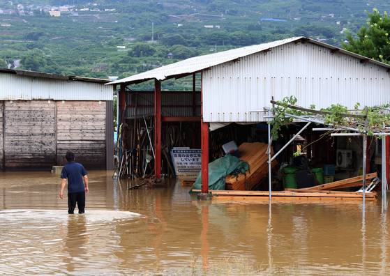 일본 규슈(九州)에 기록적인 폭우가 내리면서 1명이 사망하고 2명은 심정지 상태로 병원에 이송됐다. 사진은 지난 11일 일본 구마모토에서 폭우로 도로가 침수된 모습. EPA=연합뉴스