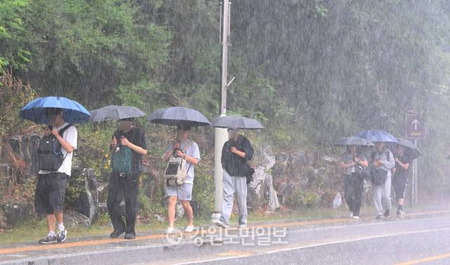 ▲ 많은 양의 소나기가 내린 16일 강원대 춘천캠퍼스에서 학생들이 우산을 쓰고 강의실로 가고 있다. 방도겸 기자