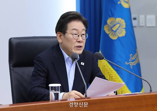 이재명 대통령이 지난달 31일 서울 용산 대통령실 청사에서 열린 수석·보좌관 회의에서 발언하고 있다. 이 대통령은 이날 ‘의정부 스토킹 살인 사건’을 거론하며 관계 당국을 질책했다. 대통령실사진기자단