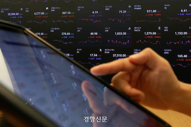 서울 시내 한 가상자산 거래소 전광판에 가격정보가 표시돼 있다.  조태형 기자