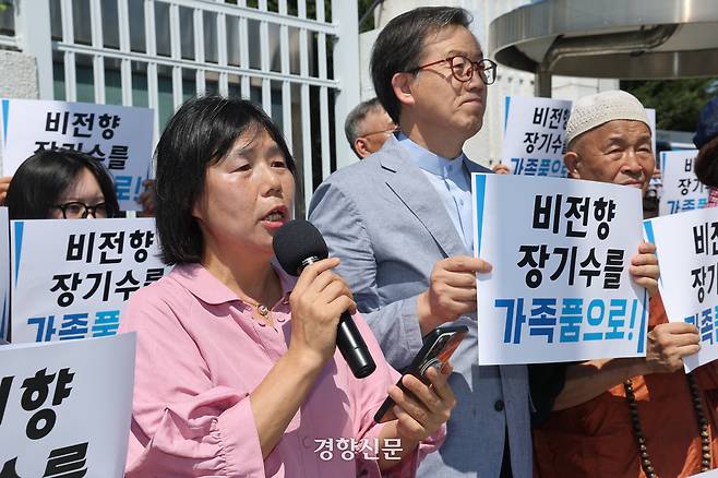김혜순 정의평화인권을 위한 양심수후원회 회장이 12일 서울 세종로 정부서울청사 앞에서 열린 비전향장기수 2차송환 촉구 기자회견에서  2차송환을 희망하는 6명의 비전향장기수 송환을 정부에 촉구하는 발언을 하고 있다. 2025.8.12. 정지윤 선임기자