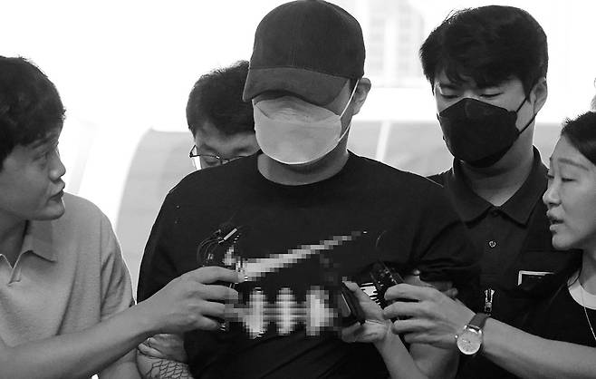 대전 도심에서 교제했던 여성을 살해하고 달아났다 검거된 장재원이 지난 5일 조사를 받기 위해 대전서부경찰서로 들어서고 있다. 연합뉴스