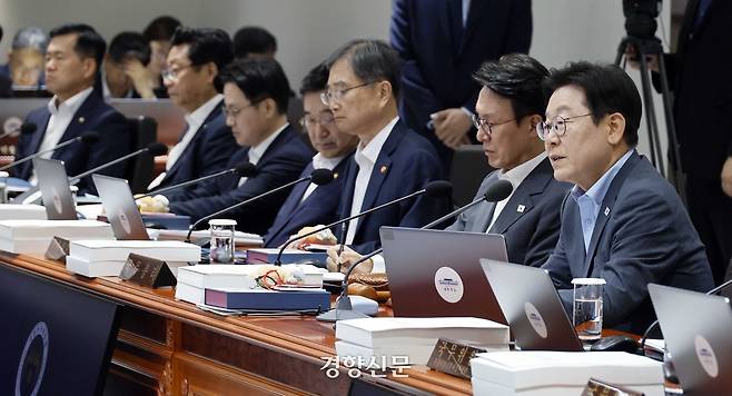 이재명 대통령이 12일 서울 용산 대통령실 청사에서 열린 국무회의에서 발언하고 있다.  대통령실사진기자단