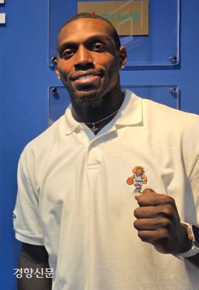 제2의 고향에서 의욕 활활 대구 한국가스공사 유니폼을 입게 된 라건아가 12일 대구 실내체육관 인근 클럽하우스에서 활약을 다짐하고 있다. 대구 | 황민국 기자