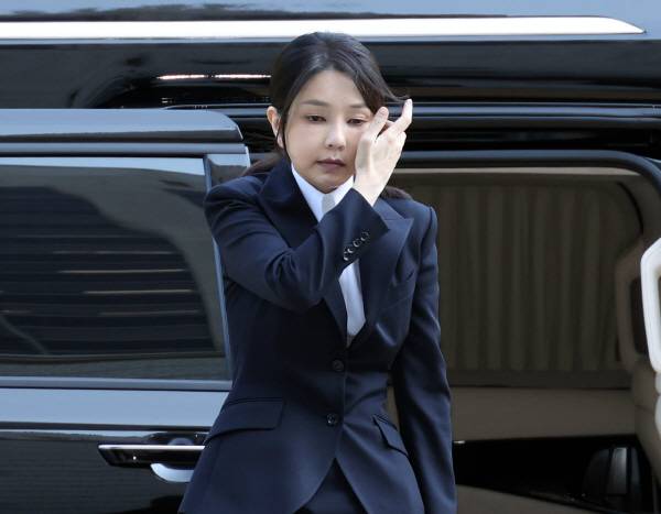 윤석열 전 대통령 부인 김건희 여사가 12일 구속 전 피의자 심문(영장실질심사)을 받기 위해 서울 서초구 서울중앙지법에 도착하고 있다. 연합뉴스