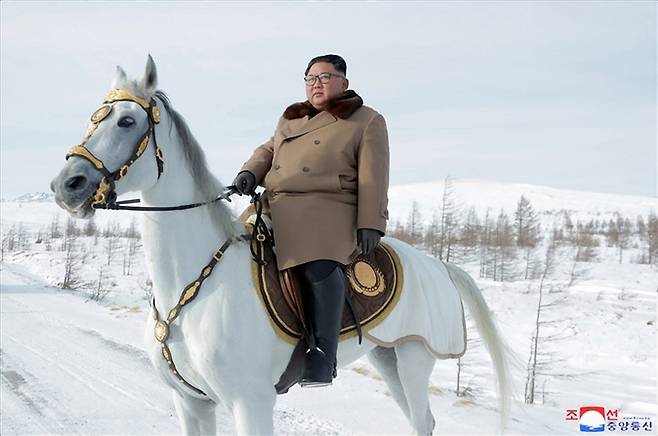 North Korean leader Kim Jong-un rides a white horse up Mount Paektu in this photo released by the Korean Central News Agency on Dec. 4, 2019. [YONHAP]