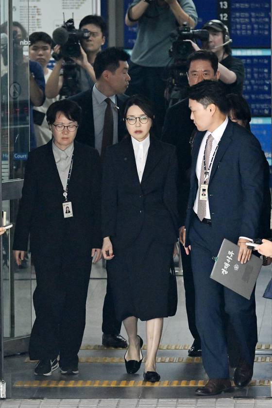 Former First Lady Kim Keon Hee leaves the Seoul Central District Court in Seocho District, southern Seoul, after her pretrial detention hearing ends on Aug. 12 afternoon. [JOINT PRESS CORPS]