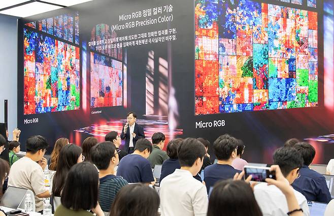 삼성전자 영상디스플레이사업부 개발팀 이종포 상무가 차세대 디스플레이 기술을 집약한 마이크로 RGB TV를 소개하고 있다. 삼성전자 제공.