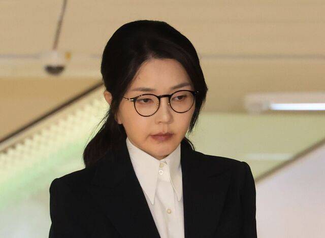 윤석열 전 대통령 부인 김건희 여사가 지난 6일 서울 종로구 KT광화문빌딩 웨스트에 마련된 민중기 특별검사팀에서 피의자 신분으로 조사를 받고 귀가하고 있다. 연합뉴스