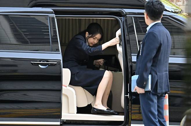 김건희 여사가 12일 구속 전 피의자 심문(영장실질심사)을 받기 위해 서울 서초구 서울중앙지법에 출석하고 있다. 연합뉴스