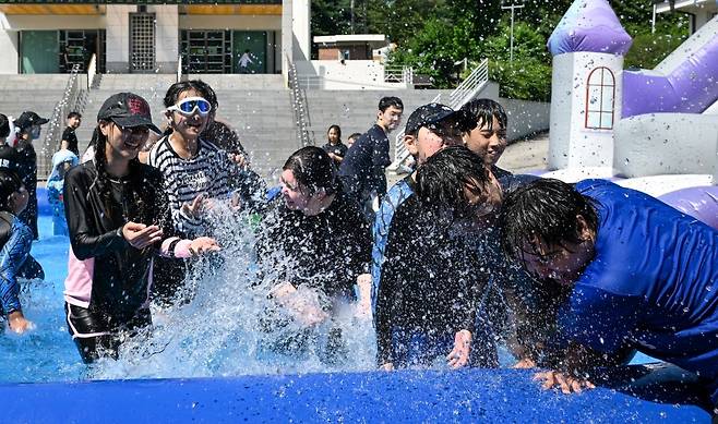 예장합동 남서울노회 주일학교 아이들이 12일 경기도 광주 충현기도원에서 물놀이를 즐기고 있다. 광주=신석현 포토그래퍼
