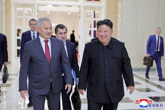 김정은 북한 국무위원장이 세르게이 쇼이구 러시아 국가안보회의 서기를 지난 6월 만나 "두 나라 간 조약의 범위 내에서 협조할 내용을 확정하고 관련 계획을 수락했다"고 조선중앙통신이 18일 보도했다. 연합뉴스