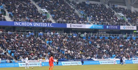 프로축구 K리그2에 몰린 관중. 사진[연합뉴스]