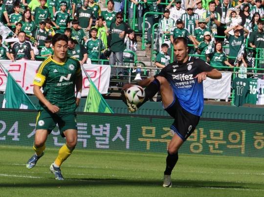 패스하는 무고사. 사진[연합뉴스]