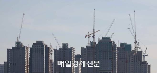 서울의 한 건설현장에 멈춰 서 있는 타워크레인 모습 [박형기 기자]