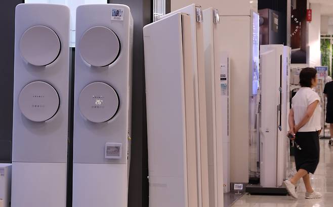 서울의 한 대형마트 에어컨 판매 매장 모습. [사진 = 연합뉴스]
