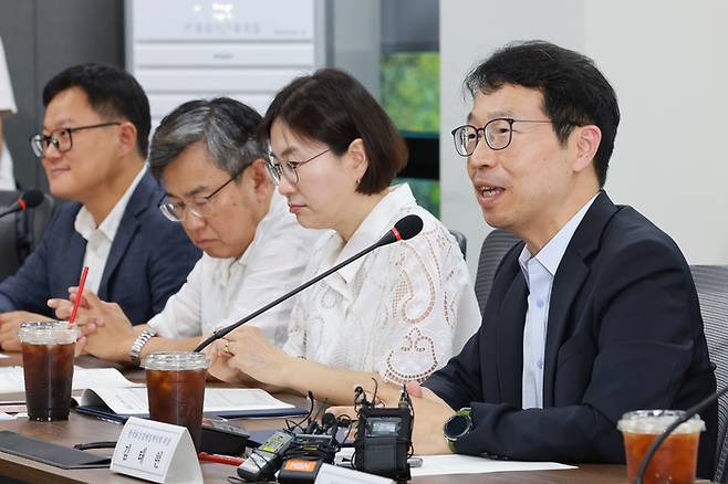 의사인력 수급추계위원회 위원장으로 선출된 김태현 한국보건경제정책학회 회장이 12일  열린 수급추계위원회 첫 회의에서 발언하고 있다. [사진=연합뉴스]