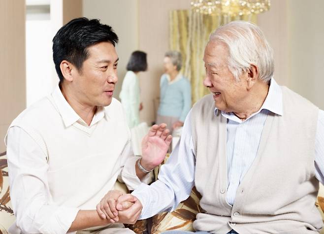 부모님이 난청을 앓고 있다면 대화가 어려워 가족으로부터 소외될 수 있다. 소외는 우울증에 이어 치매에 노출될  수 있는 만큼, 난청이 의심된다면 보청기 착용을 통해 가족 및 주변으로 부터 대화 단절이 되지 않도록 해야 한다.