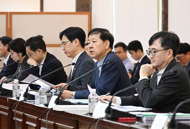 구윤철 경제부총리 겸 기획재정부 장관(오른쪽 둘째)이 12일 정부서울청사에서 열린 '제27차 국유재산정책심의위원회'에서 모두발언을 하고 있다.  기획재정부